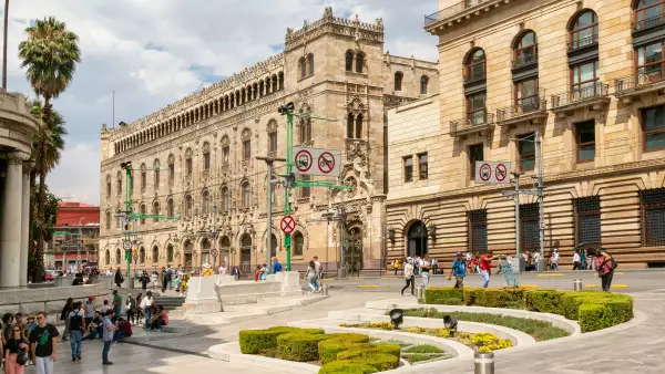 Banxico advierte resistencia en inflación en restaurantes y transporte; si no mejora, podrá hacer nuevo ajuste a tasa