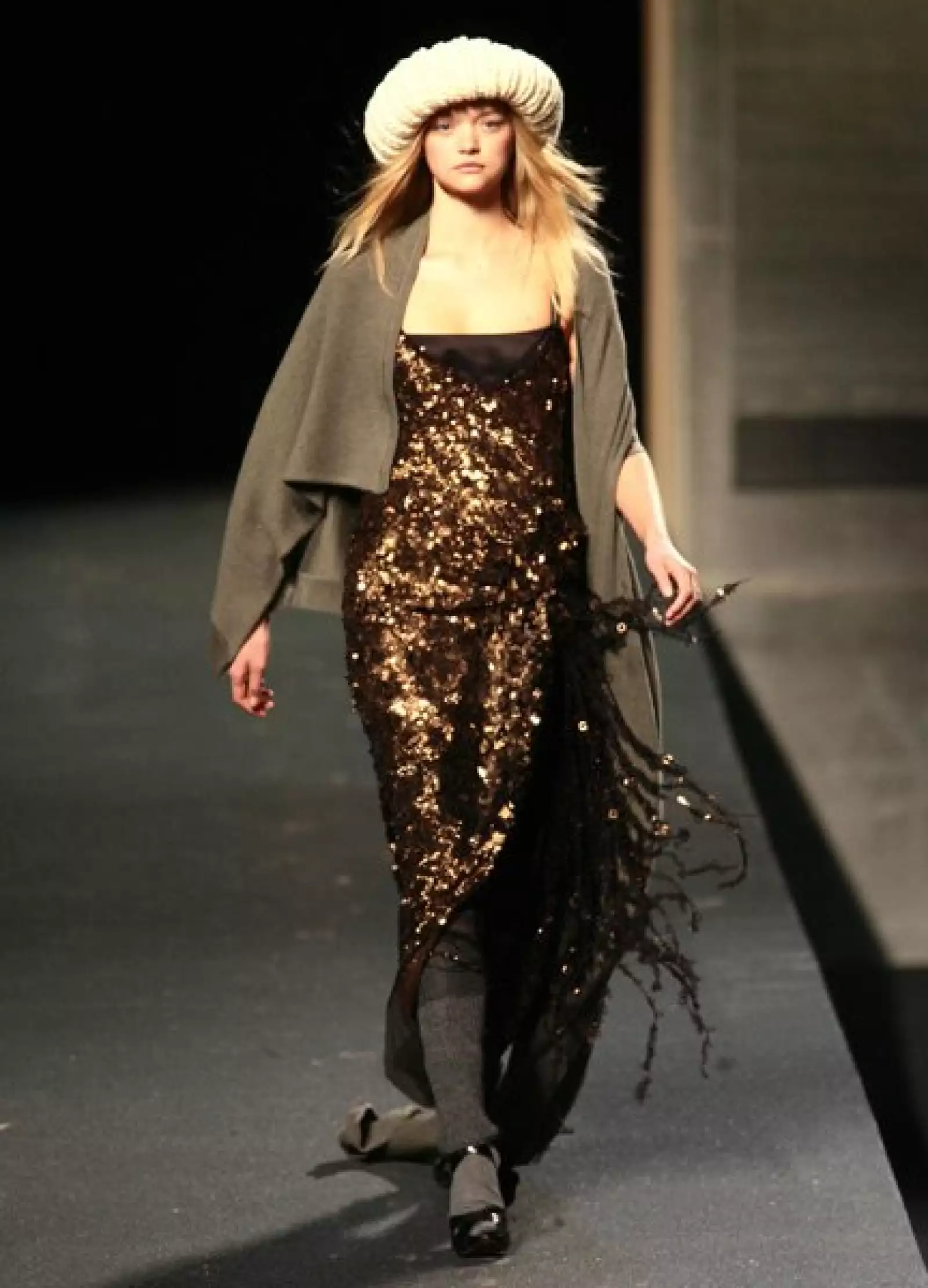 Las piezas completas úsalas a partir de las 6 pm sin importar el lugar o la ocasión. Las que sólo tiene aplicaciones, se verán increíbles durante el día. Diseño de Marc Jacobs.