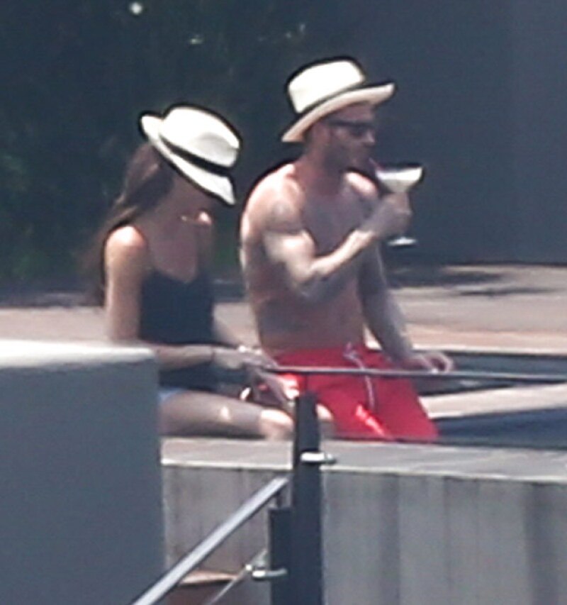 Los Beckham se relajaron entre la piscina, el sol y unos drinks.