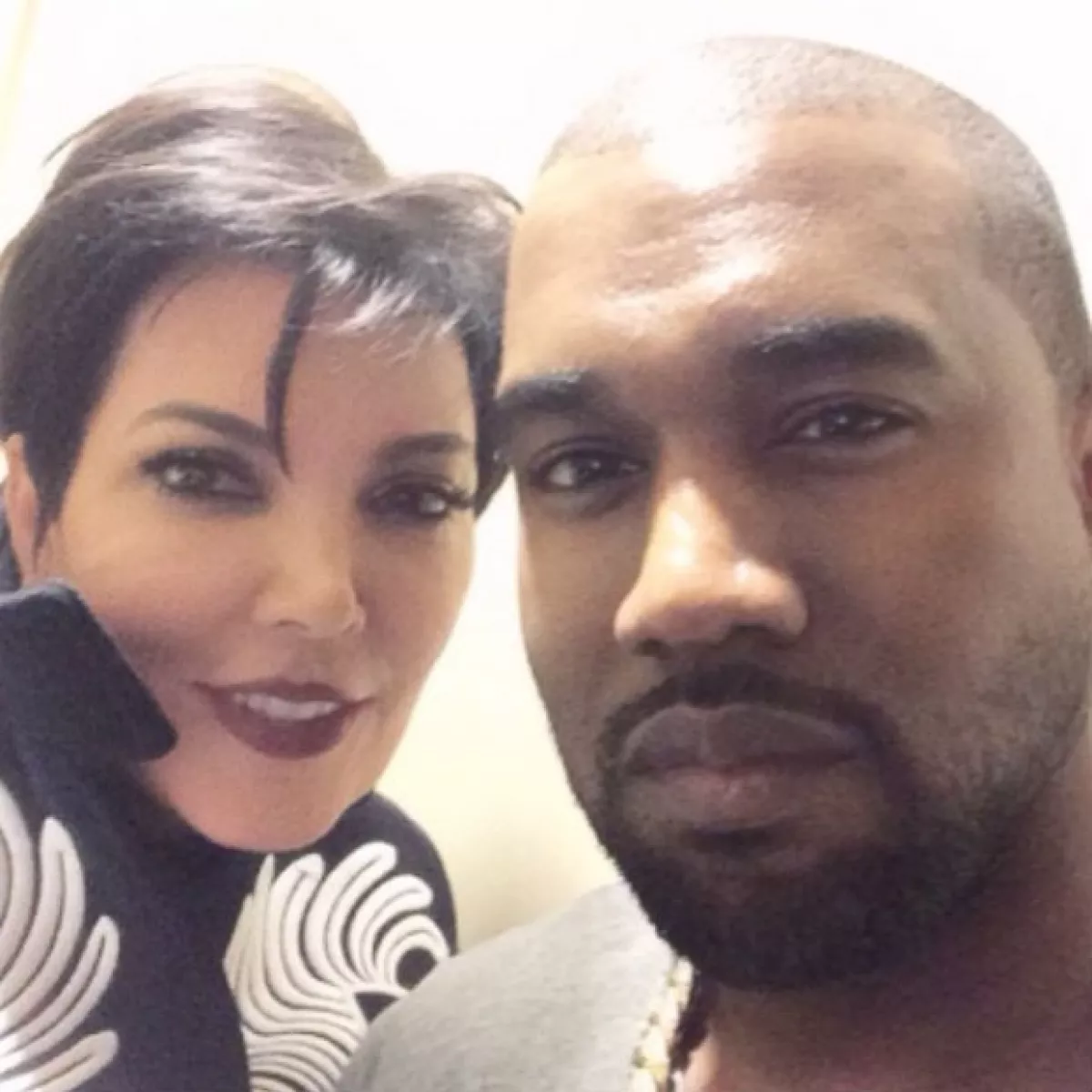 Kanye West es como un nuevo hijo para Kris, pero seguramente también lo considera un partidazo pues no cabe duda el gran parecido que tiene con su nuevo galán.