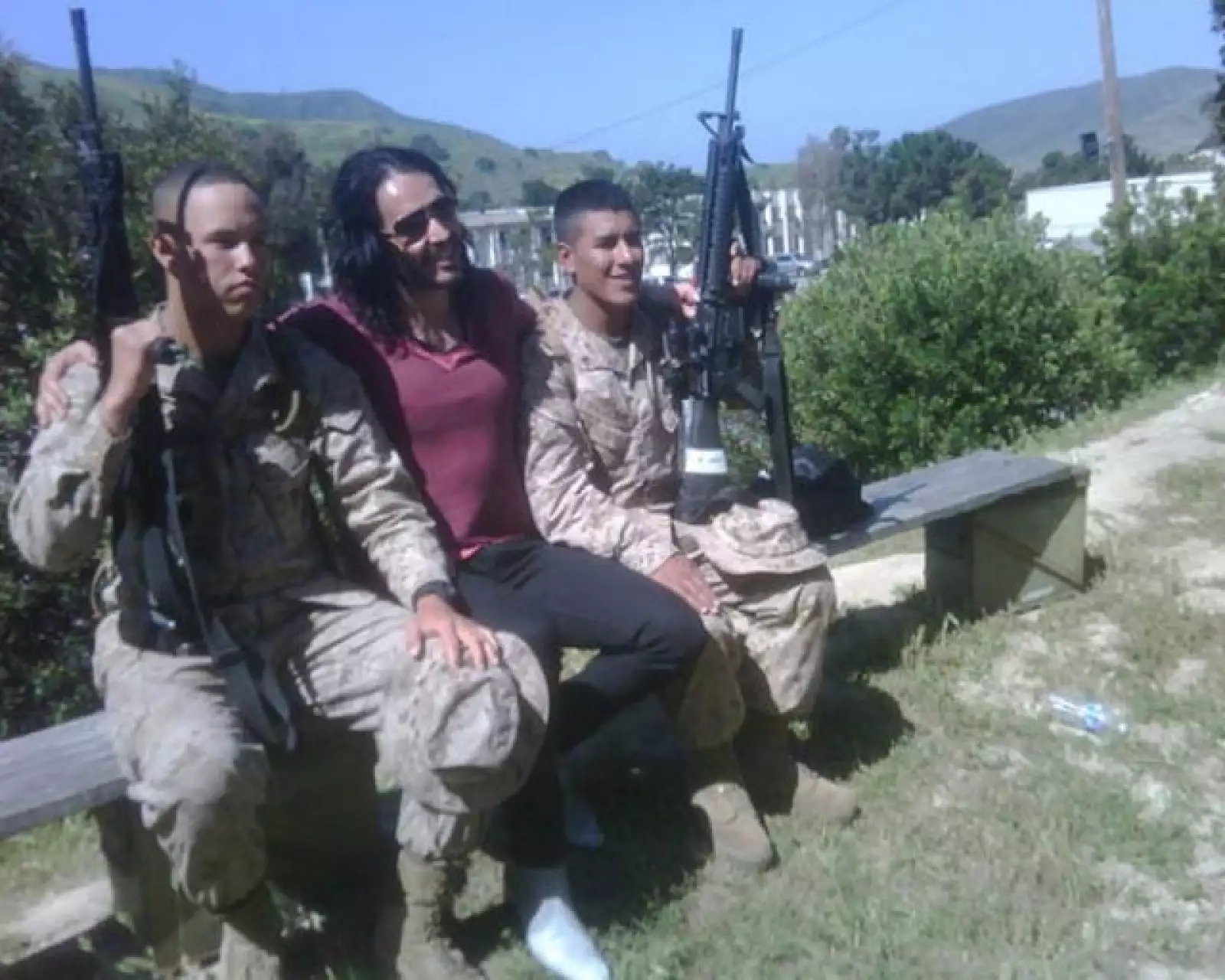 Su novio, Russell Brand, se tomó la foto con unos militares estadounidenses y subió la foto a su Twitter.