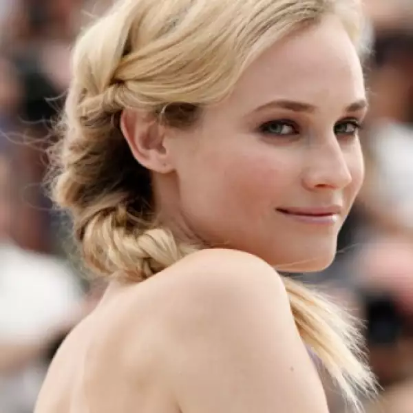La modelo y actriz alemana Diane Kruger decidió enseñar pierna durante un llamado de prensa.