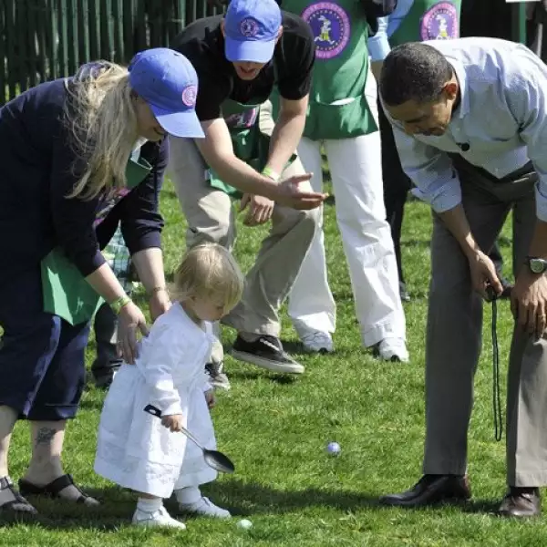La tradicional carrera consiste en que menores de 12 años de edad empujan un huevo con un cucharón de plástico.