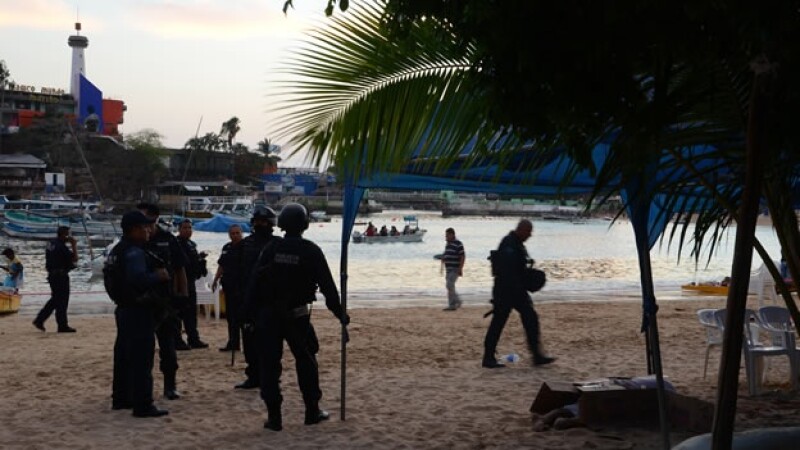 agentes federales investigan un cadaver