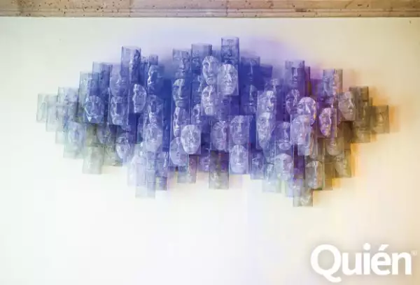 FANTASMAGÓRICA. Esta escultura colgada en el comedor es de la colombiana Sara Modiano.