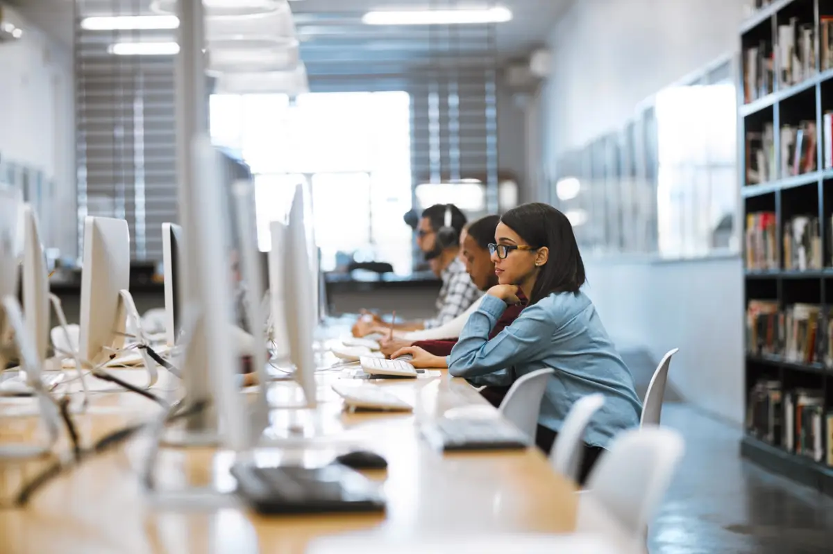 Cualquier alumno de estas tres casas de estudio puede acceder a los más de 100 cursos que estarán disponibles en línea y sin costo para ellos.  