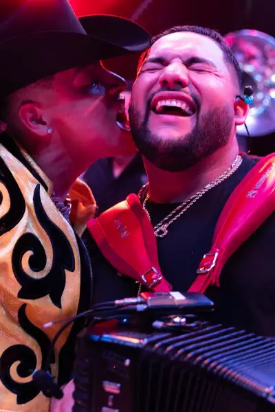 Canelo Álvarez, Grupo Firme y Carín Leon en los XV años de Emily Cinnamon