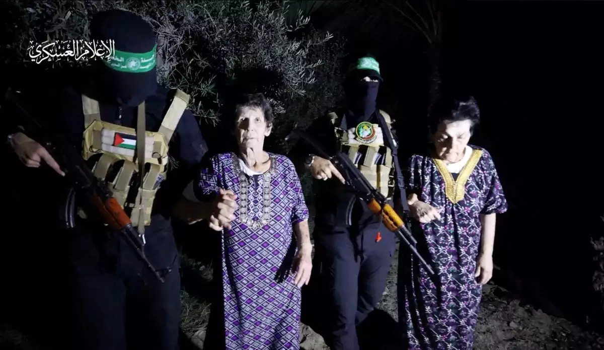 Yocheved Lifshitz y Nurit Cooper (también conocida como Nurit Yitzhak), fueron rehenes de Hamás, son liberados por los militantes.