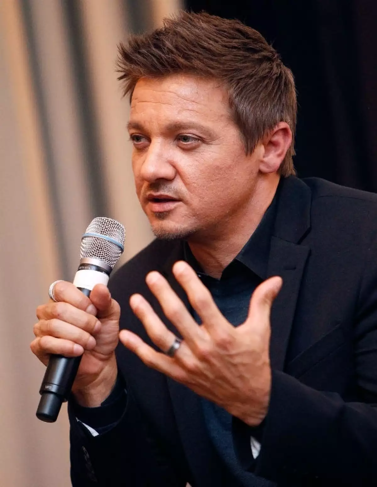 El actor hace público su sentir referente a la publicación de la actriz y su inconformidad por ganar menos dinero que sus compañeros actores.