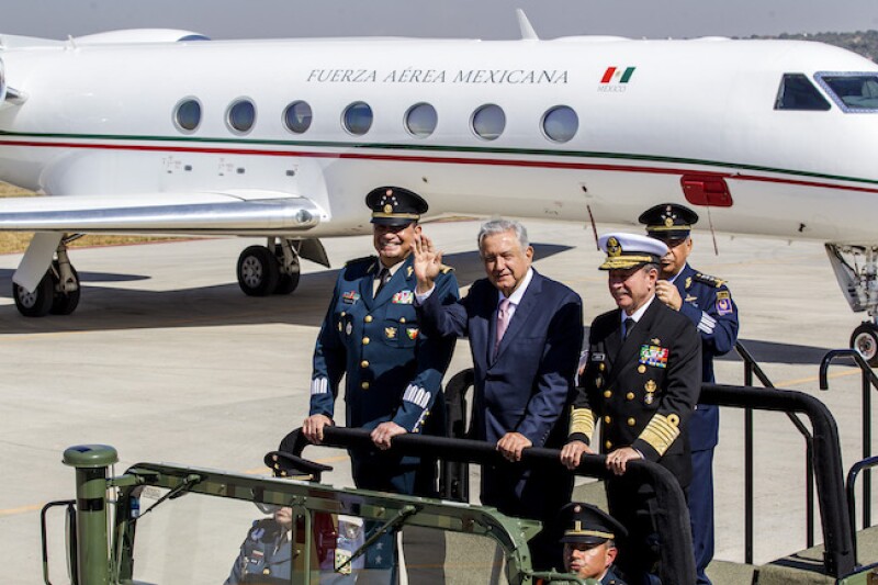 Andrés Manuel López Obrador y la Fuerza Aérea en Santa Lucía