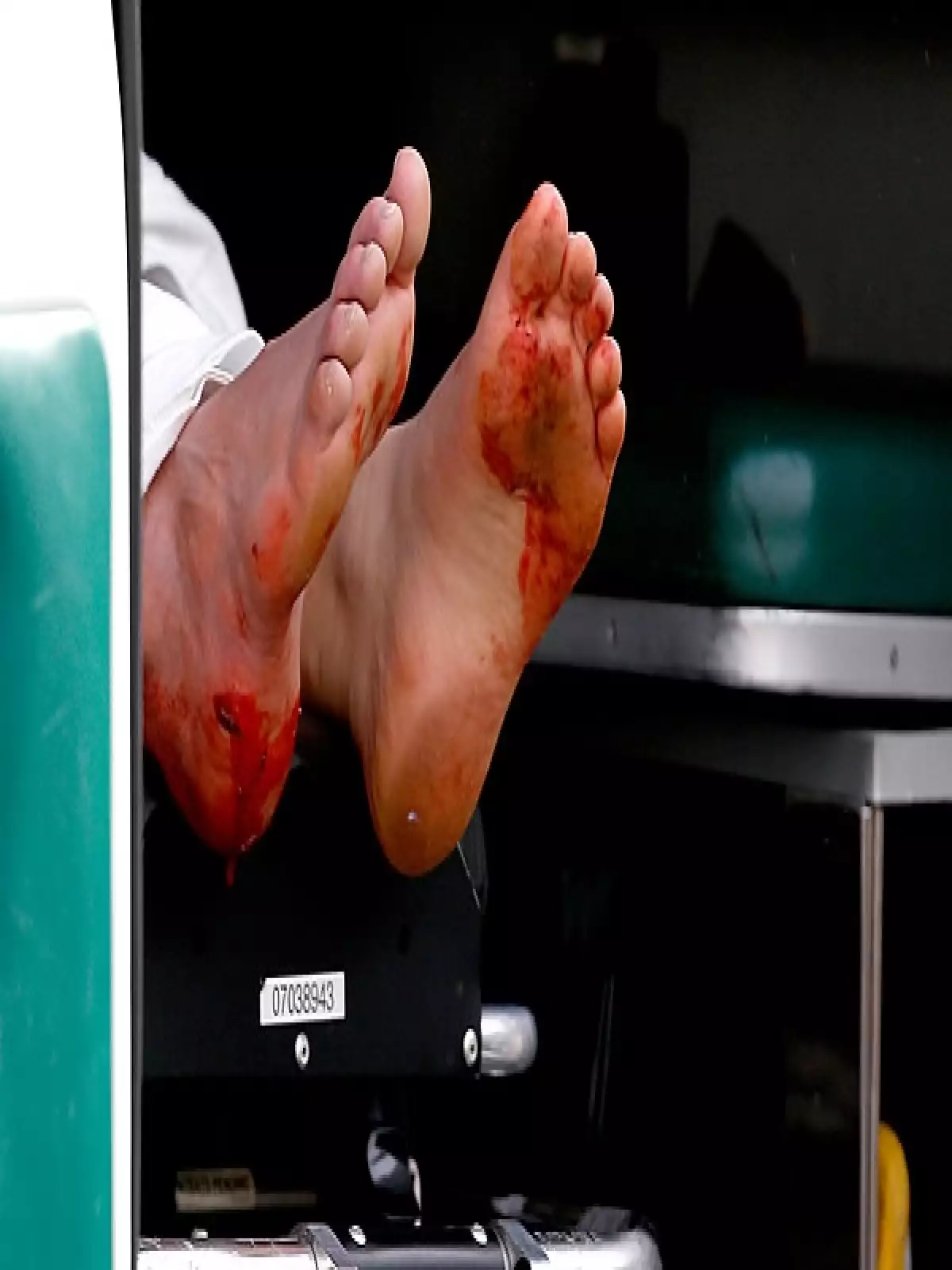 Unas tres horas después de que los ganadores del maratón cruzaron la meta, hubo una explosión en el lado norte de Boylston Street, poco antes de la marca de meta.