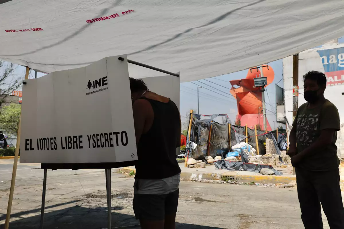 (Ciudadanos votan en Ciudad Nezahualcóyotl- Casilla 3503 colonia Evolución)