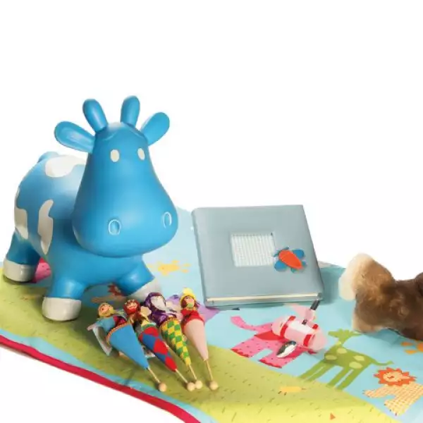 TRUMPETTE. Vaca de plástico. LAURA PONCE. Mantel bordado de colores. KOON ARTESANOS. Álbum para niños con recuadro al frente. KIDS JOURNEY. Títeres de payasos. BABY PLANET. Portacuchara. HERMÈS. Caballo de pelo de conejo.