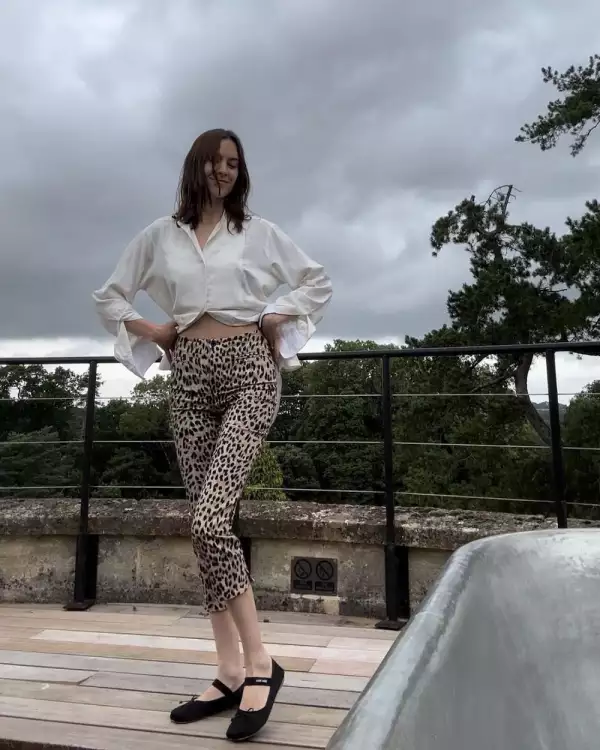 Alexa Ching con patalones Capri. 