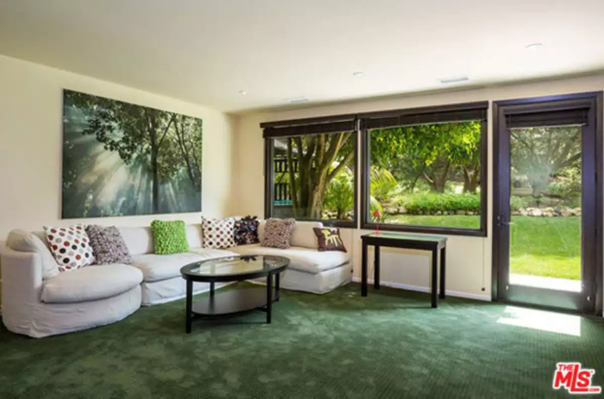 La sala con ventanales que dan hacia el jardín.