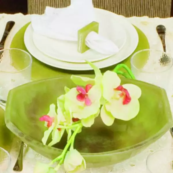 RESINA Flores preservadas, Martha Sophia. Vajilla de porcelana, Haeng Nam. Set de cubiertos de acero inoxidable, Zara Home.