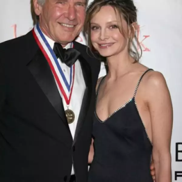 Harrison Ford tiene 4 hijos de sus dos matrimonios anteriores: Benjamín de 43 años, Willard de 39, Malcom de 27 y Georgia de 19. Su actual pareja, la actriz Calista Flockhart, tiene 44 años, es decir, sólo tiene un año más que el hijo mayor del actor. La