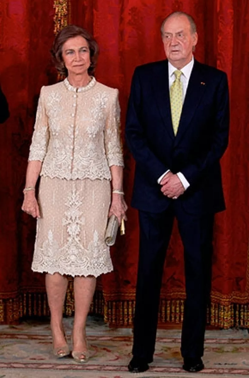 "La Repubblica" publicó que la Casa Real anunciará en "un futuro cercano" la "separación definitiva" de los padres del Rey Felipe VI, quienes no se han visto desde julio.