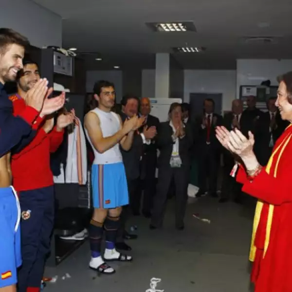 Algunos días antes de la final, cuando vencieron a Alemania, la Reina Sofía irrumpió en el vestidor de La Furia, sorprendiendo a Piqué, quien ni siquiera pudo ponerse bien la playera.