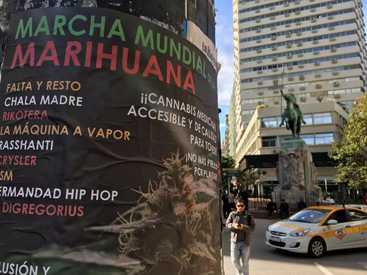 Un poster invita a una manifestación a favor de la marihuana en Montevideo. 