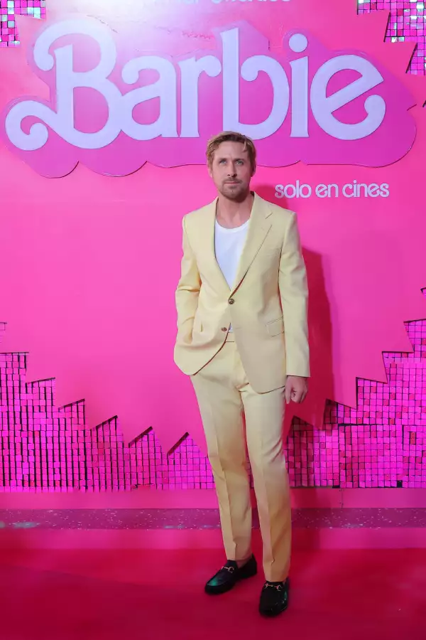 Ryan Gosling con traje amarillo en la Ciudad de México. 