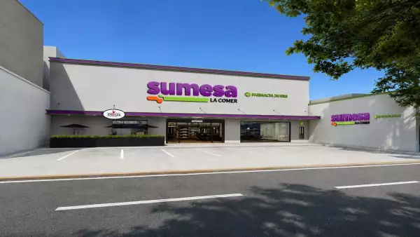 Fachada renovada de un Sumesa, las tiendas de La Comer para competir contra otros supermercados. 