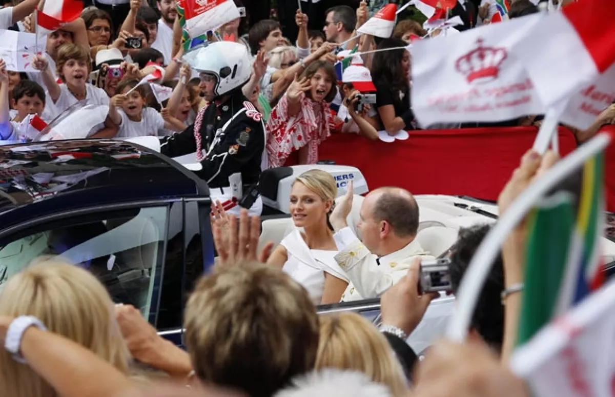 Los esposos dieron un recorrido para saludar a los ciudadanos que se reunieron en las calles.