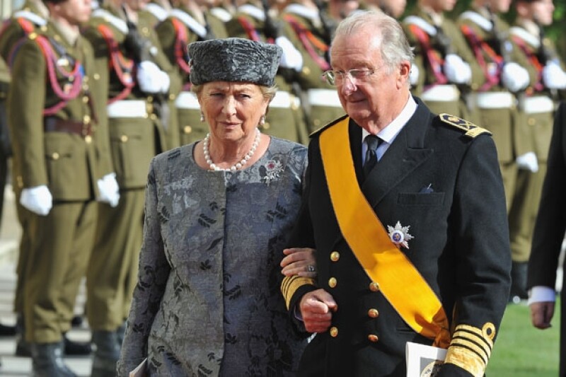 El príncipe Felipe, la reina Paola y el rey Alberto II están bajo los reflectores por una nueva publicación que expone los polémicos secretos de la familia.