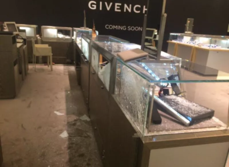 Un policía herido y un monto aún sin cuantificar en joyas fue el saldo del atraco sucedido ayer al interior del Centro Comercial Santa Fe.