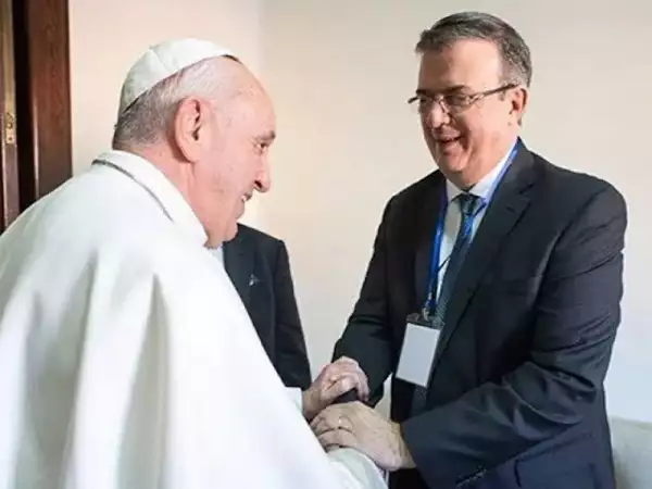 El papa Francisco y Marcelo Ebrard
