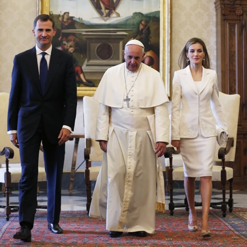 Traje de dos piezas y pumps color nude de Magrit, otros consentidos, conformaron su outfit.