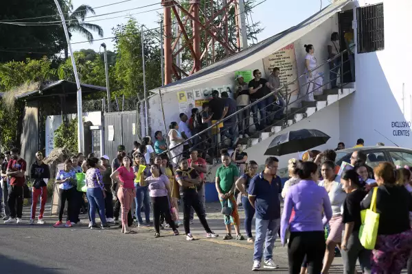 migrantes-hace-fila-fuera-de-INM