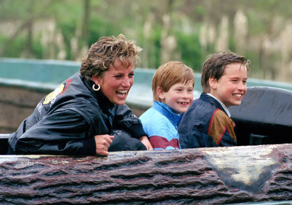 Personas cercanas a la Familia Real aseguran que Harry heredó el espíritu rebelde de su mamá.