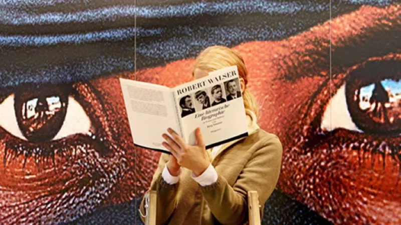 una lectora alemana asiste a la feria del libro