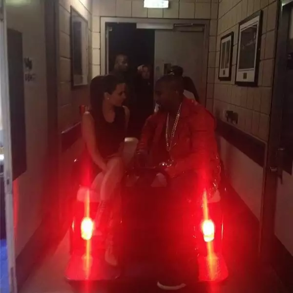 La pareja fue captada platicando backstage; la socialité se dijo feliz por pasar este día a lado del papá de su hija.