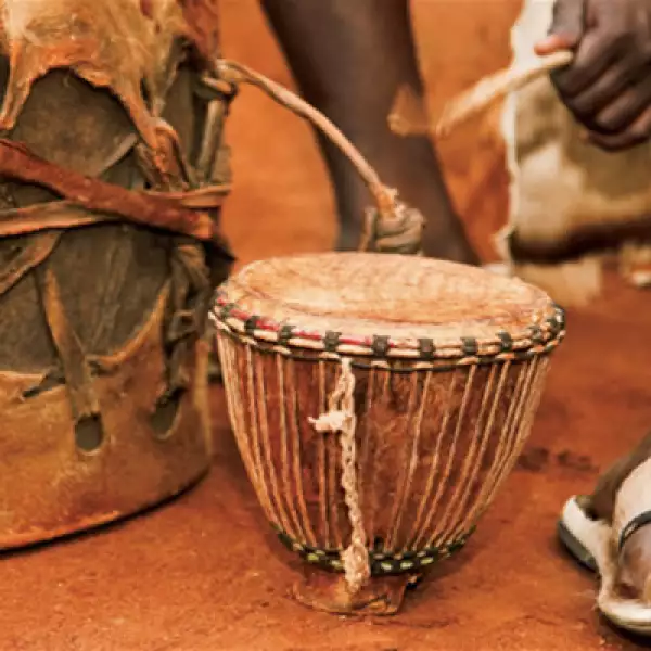 También conocidos como “San”, son cazadores y músicos que honran la naturaleza a través de sus tambores.