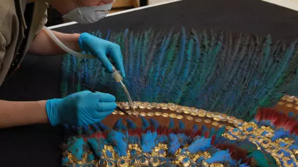 MÉXICO, D.F, 03SEPTIEMBRE2013.- El Penacho de Moctezuma fue restaurado en el Museo de Etnología de Viena por la Dra. María Olvido Moreno Guzmán y Melanie Ruth Korn, la primera ofrecerá una conferencia de prensa para contar su experiencia.
FOTO: CORTESÍA ENRIQUE PÉREZ JIMÉNEZ /CUARTOSCURO.COM