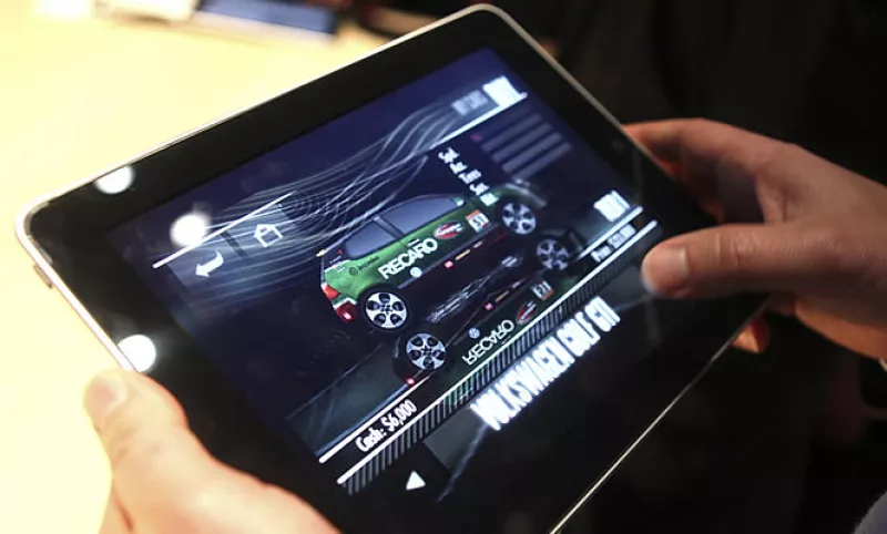 El iPad permitirá jugar juegos con una mayor resolución y calidad que su hermano menor, el iPod Touch. Electronic Arts, empresa creadora de juegos será la mayor proveedora de videojuegos.