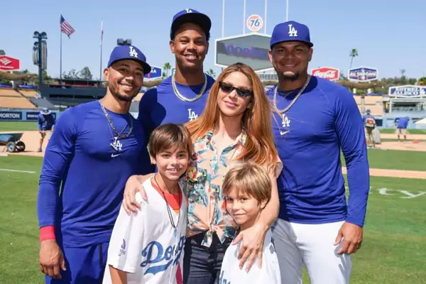 Shakira y sus hijos Milan y Sasha con los Dodgers.