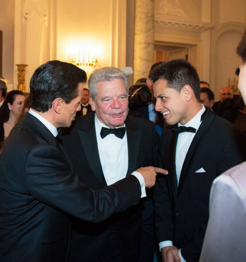 Chicharito fue el invitado de honor del presidente alemán, Joachim Gauck (al centro de la foto).