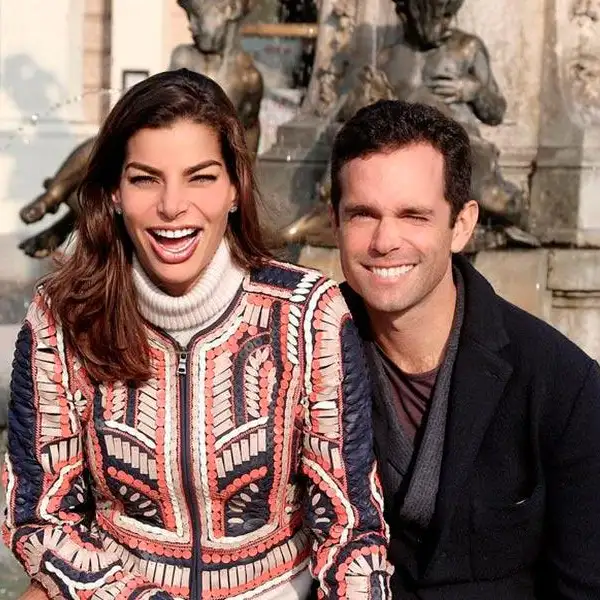 La pareja no puede ocultar su felicidad, aquí los vemos posando en Eslovaquia.