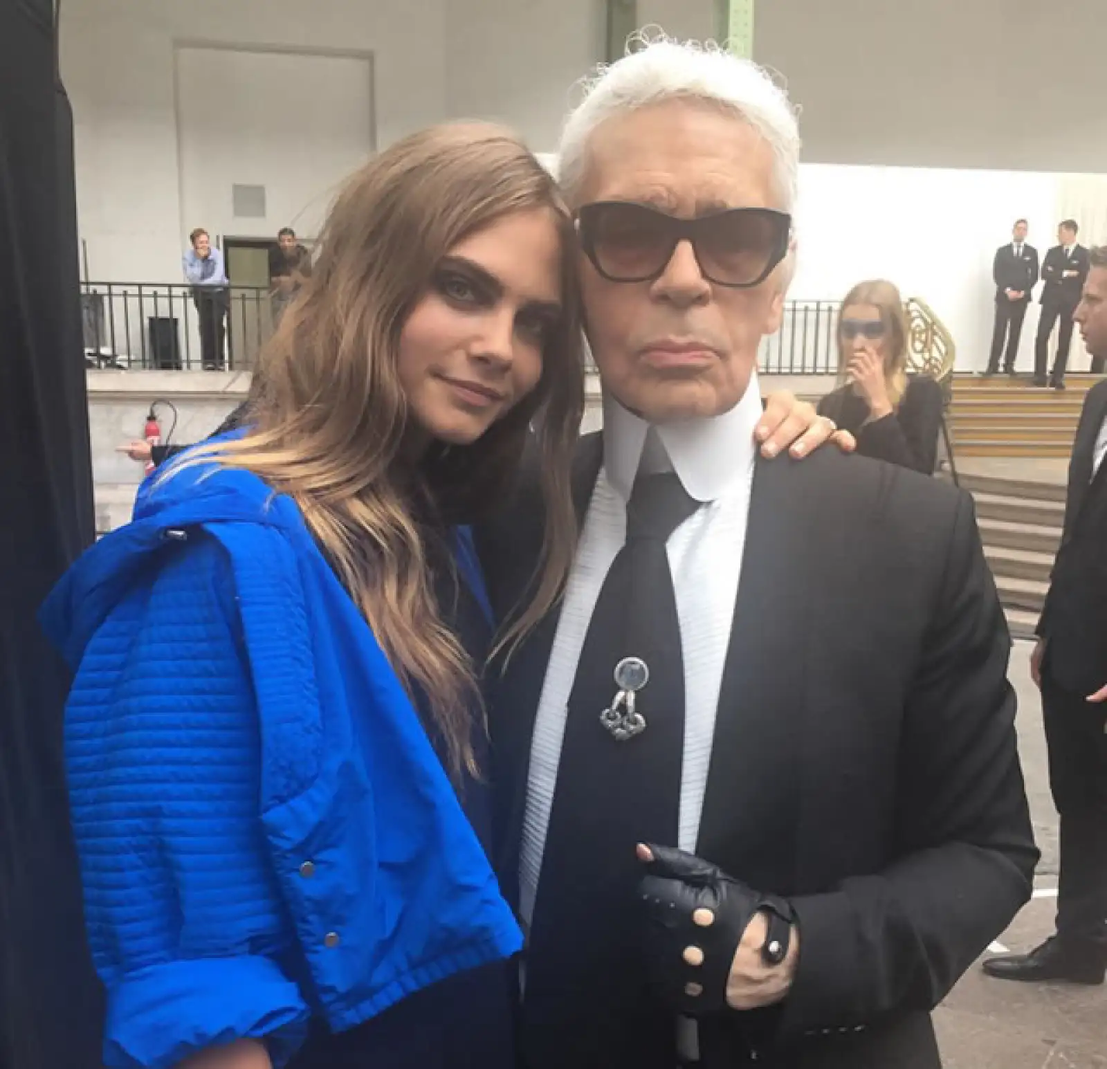 Best Friends! Karl Lagerfeld nos sorprendió durante el último desfile de Chanel con la aparición de la ex modelo Cara.