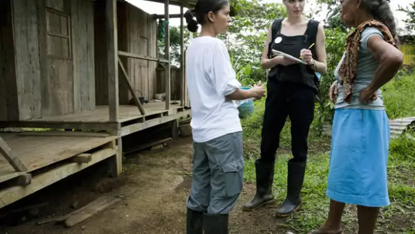 La actriz estadounidense llegó de improviso el domingo a la sede de la Cancillería ecuatoriana en Quito, donde conversó con el ministro de Relaciones Exteriores, Ricardo Patiño.