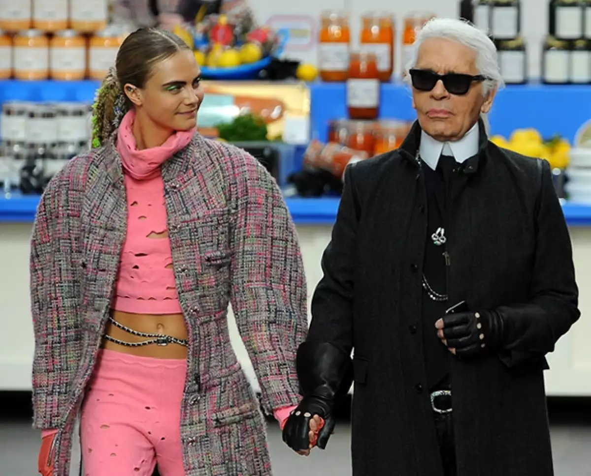 Además de ser todo un éxito en la pasarela es gran amiga de los grandes de la moda como Karl Lagerfeld quien la considera de sus favoritas en todo el tiempo que lleva en la industria.