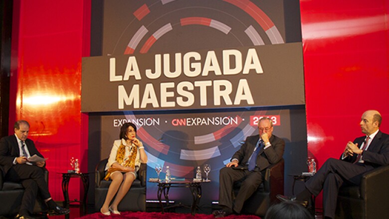 Previo al anuncio del ganador, se realizó una mesa de diálogo en la que se discutió el tema de la competitividad en México. Alberto Bello, director editorial de Grupo Expansión dirigió el panel integrado por personalidades de la Secretaría de Economía, el