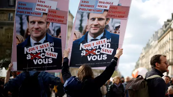 Los manifestantes sostienen carteles que representan al presidente francés Emmanuel Macron durante una manifestación como parte del 12o día de huelgas y protestas nacionales contra la reforma de las pensiones del gobierno francés, en París, Francia, el 13 de abril de 2023.