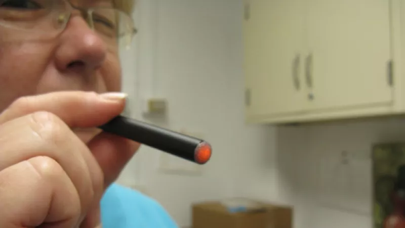 Investigan dispositivos para fumar sin humo