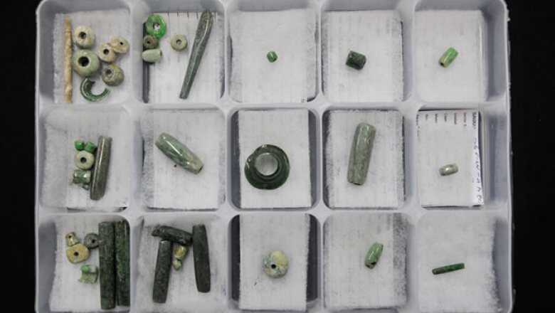 En la ofrenda se encontraron cuentas y orejeras de hade y piedra verde.