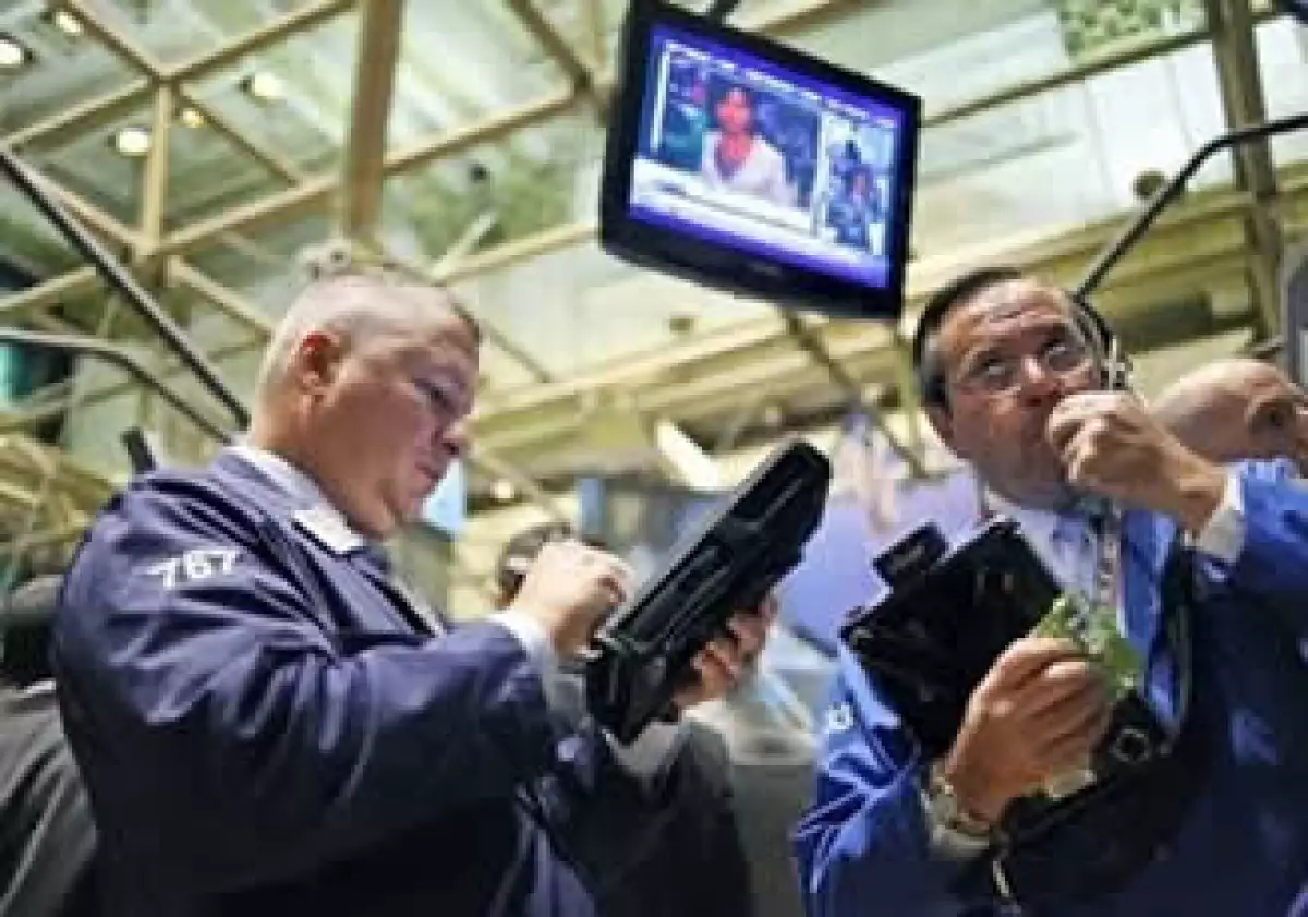 Los mercados accionarios operan con importantes ganancias a media jornada del viernes. (Foto: AP)