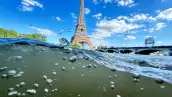La Torre Eiffel se ve desde el agua del río Sena mientras el ensayo de la ceremonia de apertura de los Juegos Olímpicos se pospone en medio del clima lluvioso.